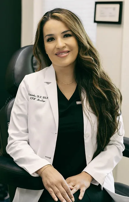 Gabriela Valle, RN, BSN, fundadora e inyectora principal